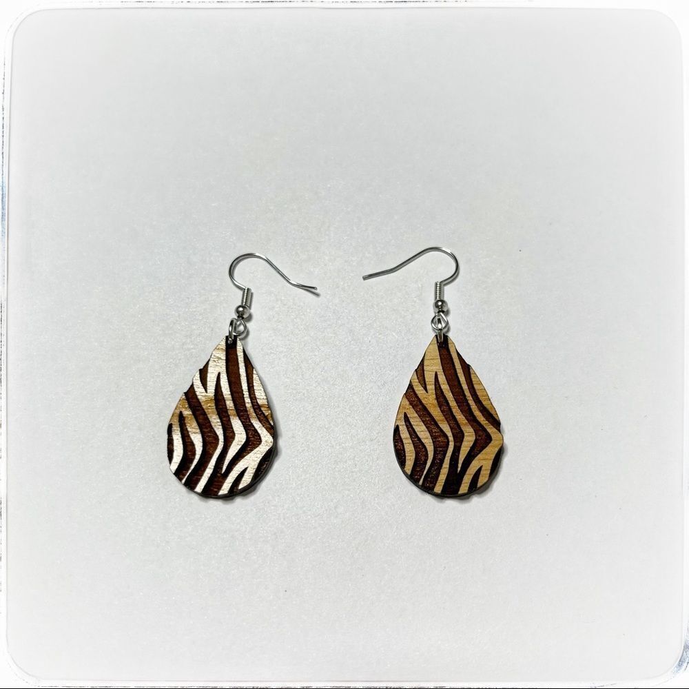 Wood engraved earrings 